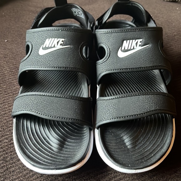 Women’s Nike sandals - Picture 2 of 6